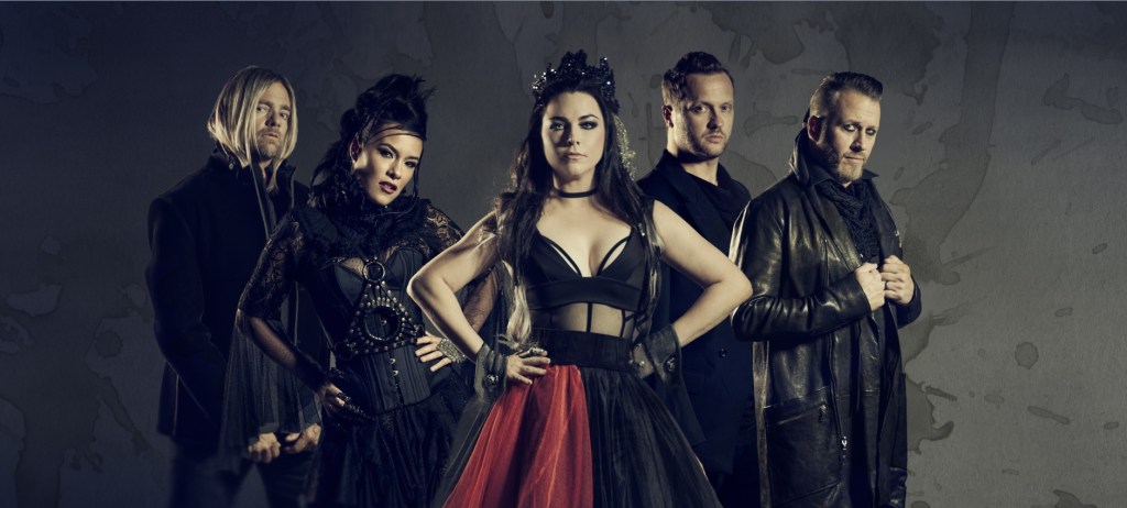 اعضای کنونی گروه اونسنس (عکس مربوط به شات‌های آلبوم Synthesis)
از راست: Troy McLawhorn (گیتار)، Tim McCord (گیتار بیس)، Amy Lee (خواننده)
Jen Majura (بک وکال، گیتار)، Will Hunt (درامر)